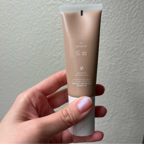 Glowish by Huda Beauty Multidew Skin Tint 05 Medium New in Box - Picture 5 of 7